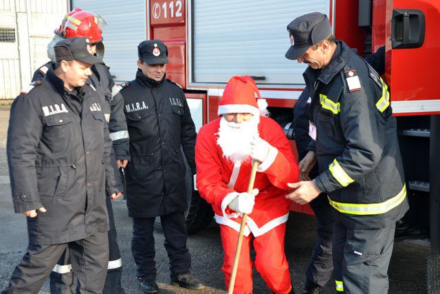 Mos Crăciun Adus Cu Masina De Pompieri La Serbare Impact In Gorj